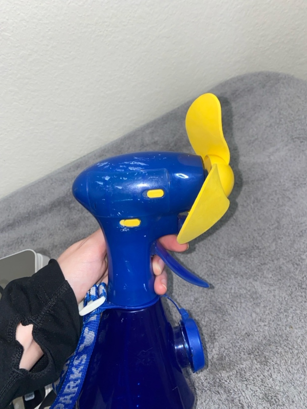 🪿2006 Disney Parks Misting Water Spray Bottle with a fan and lanyard! - Picture 6 of 9